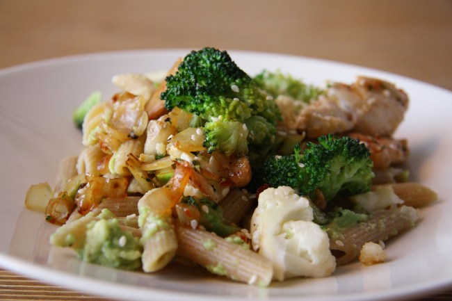 chicken wok with avocado pasta 2