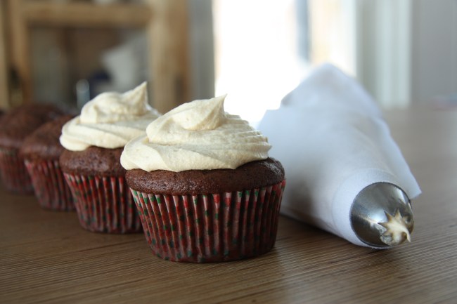 frosting cupcakes