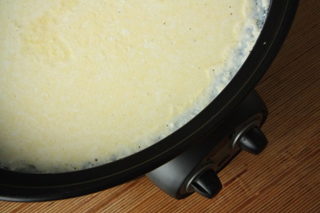 making crockpot yoghurt