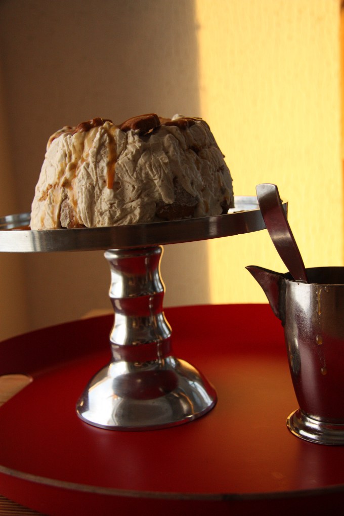 gingerbread icecream and caramel sauce