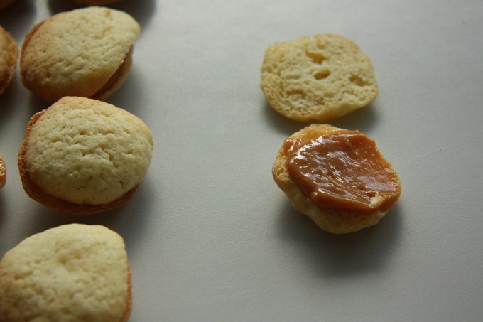 alfajores and dulce de leche